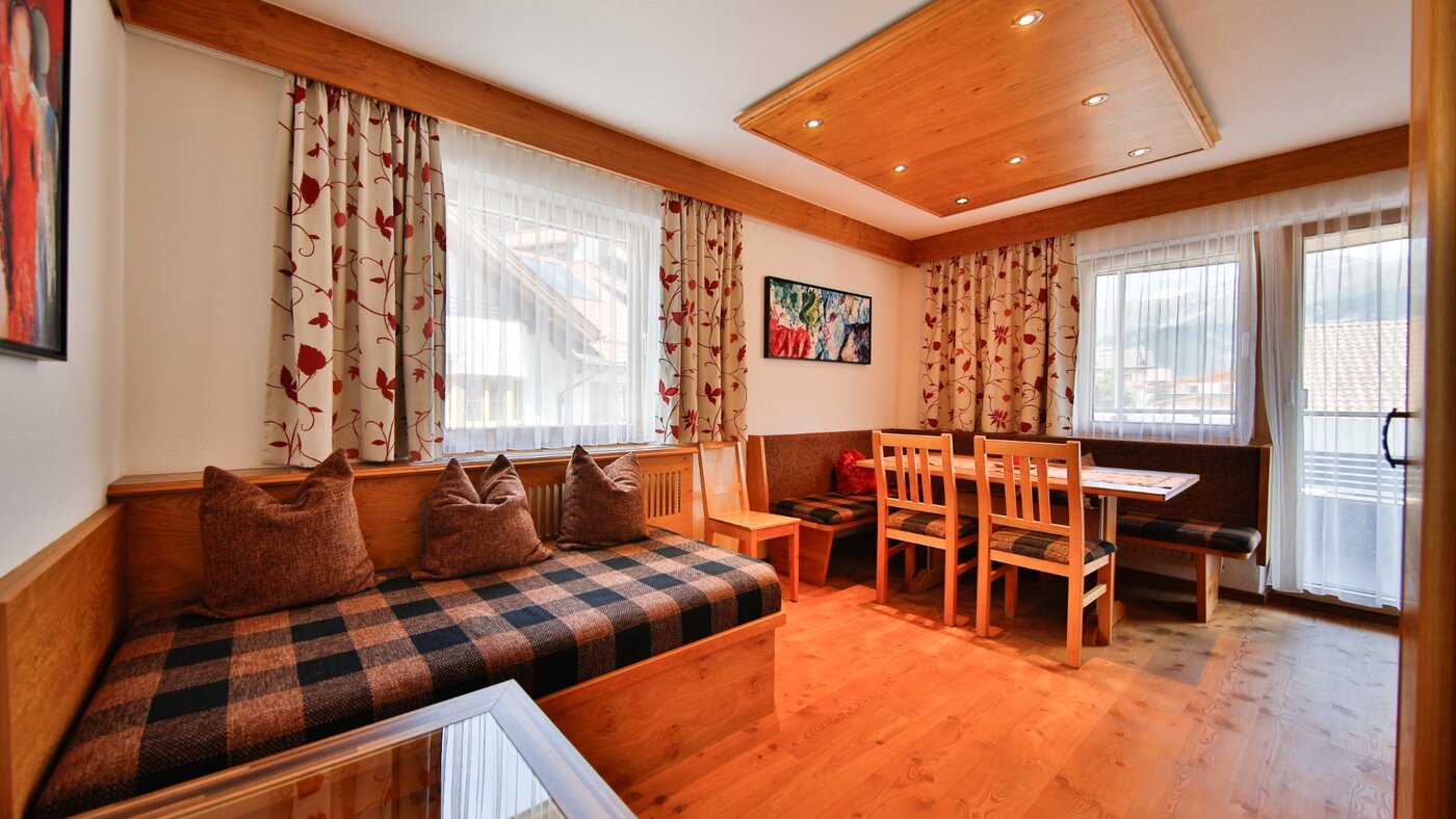 Wohnzimmer mit rotem Sofa