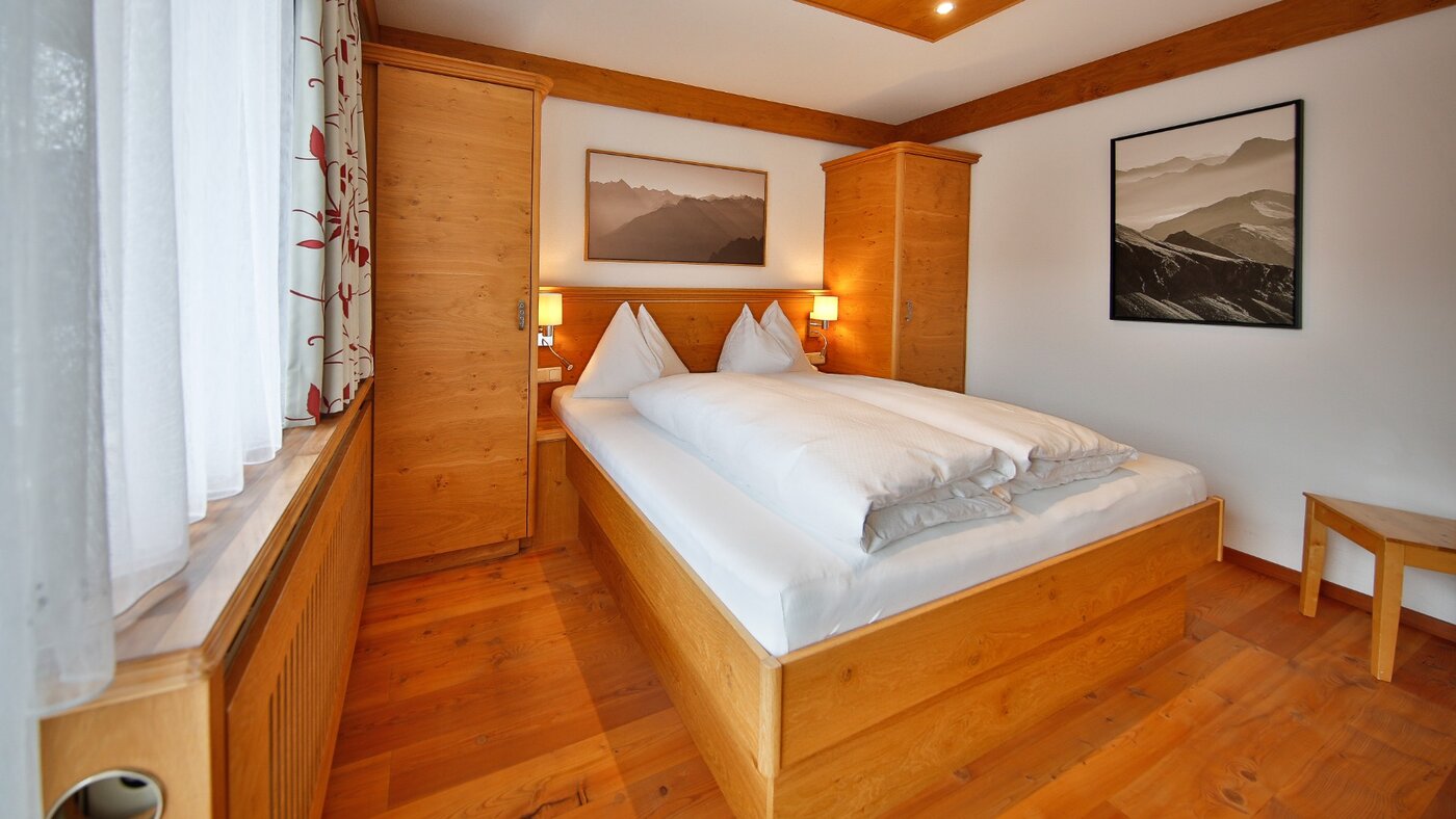 Schlafzimmer mit Doppelbett
