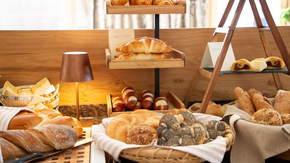 Brotbuffet mit verschiedenen Brötchen und Brotsorten