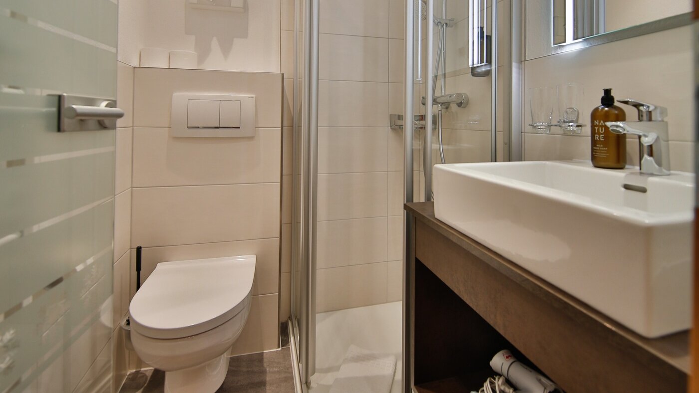 Badezimmer mit WC und Waschbecken
