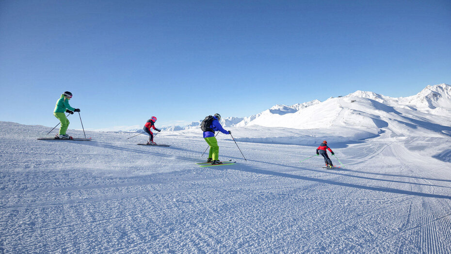 Skifahrer auf einer breiten Piste