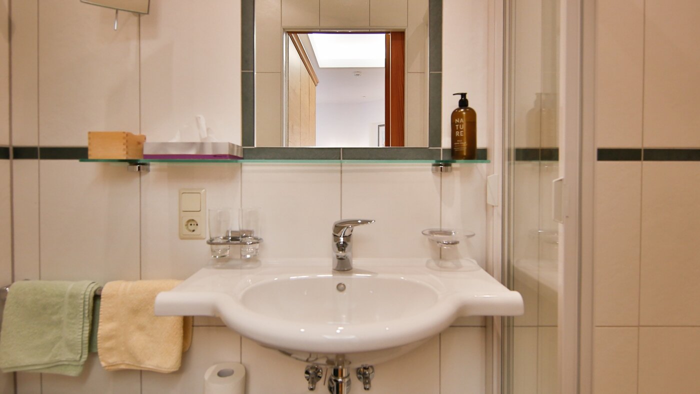Badezimmer mit Waschtisch