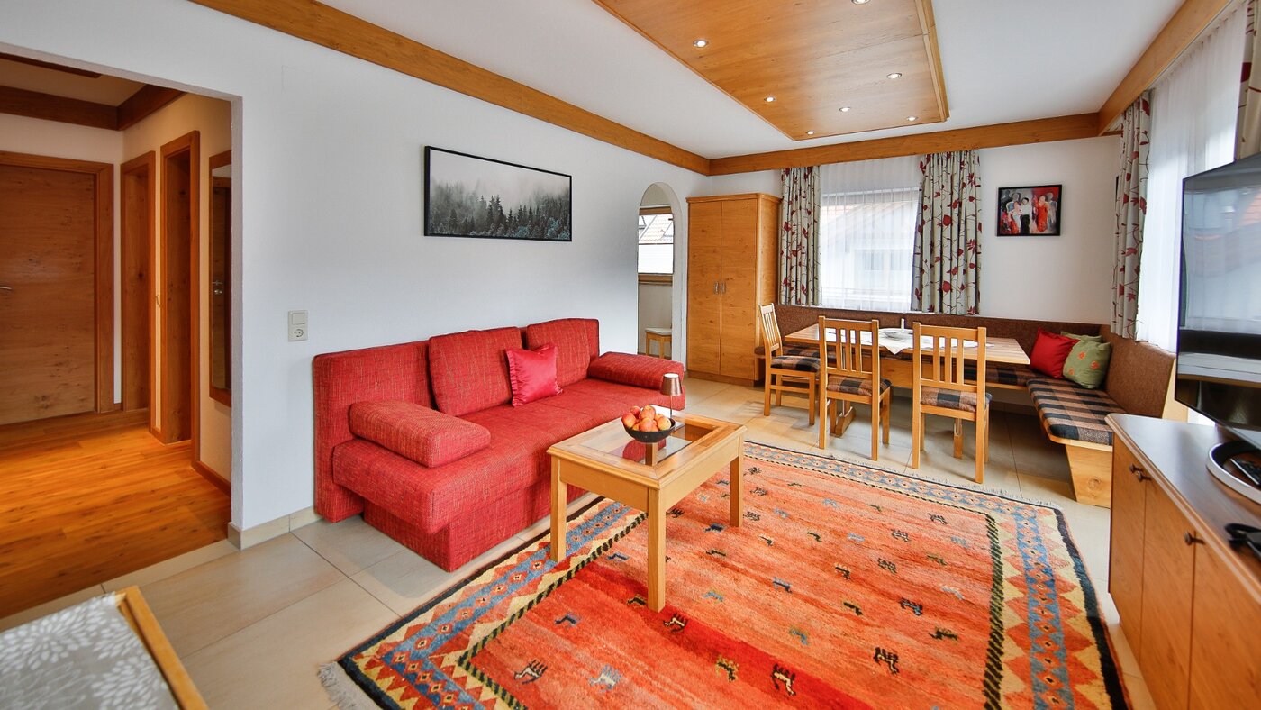 Wohnzimmer mit rotem Sofa