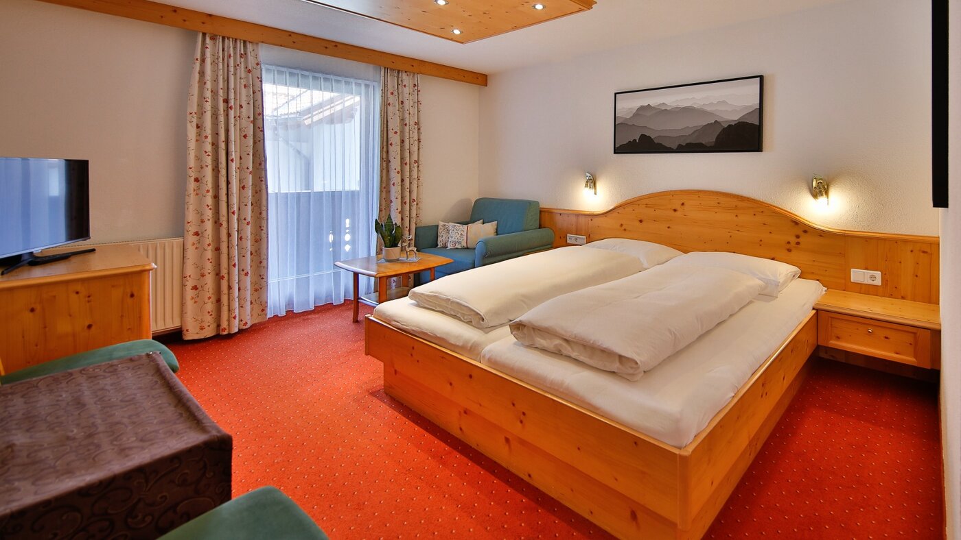 Schlafzimmer mit Doppelbett