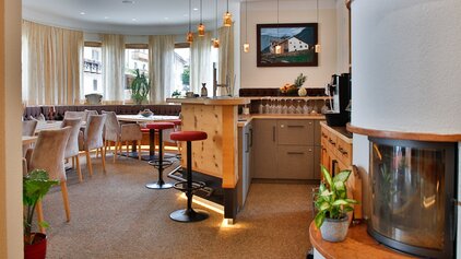Gemütlicher Barbereich mit Sitzplätzen