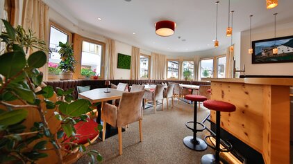 Gemütlicher Barbereich mit Sitzplätzen