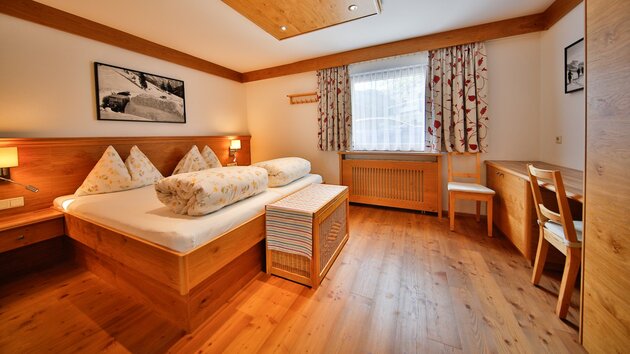 Doppelzimmer mit Bett und Fernseher