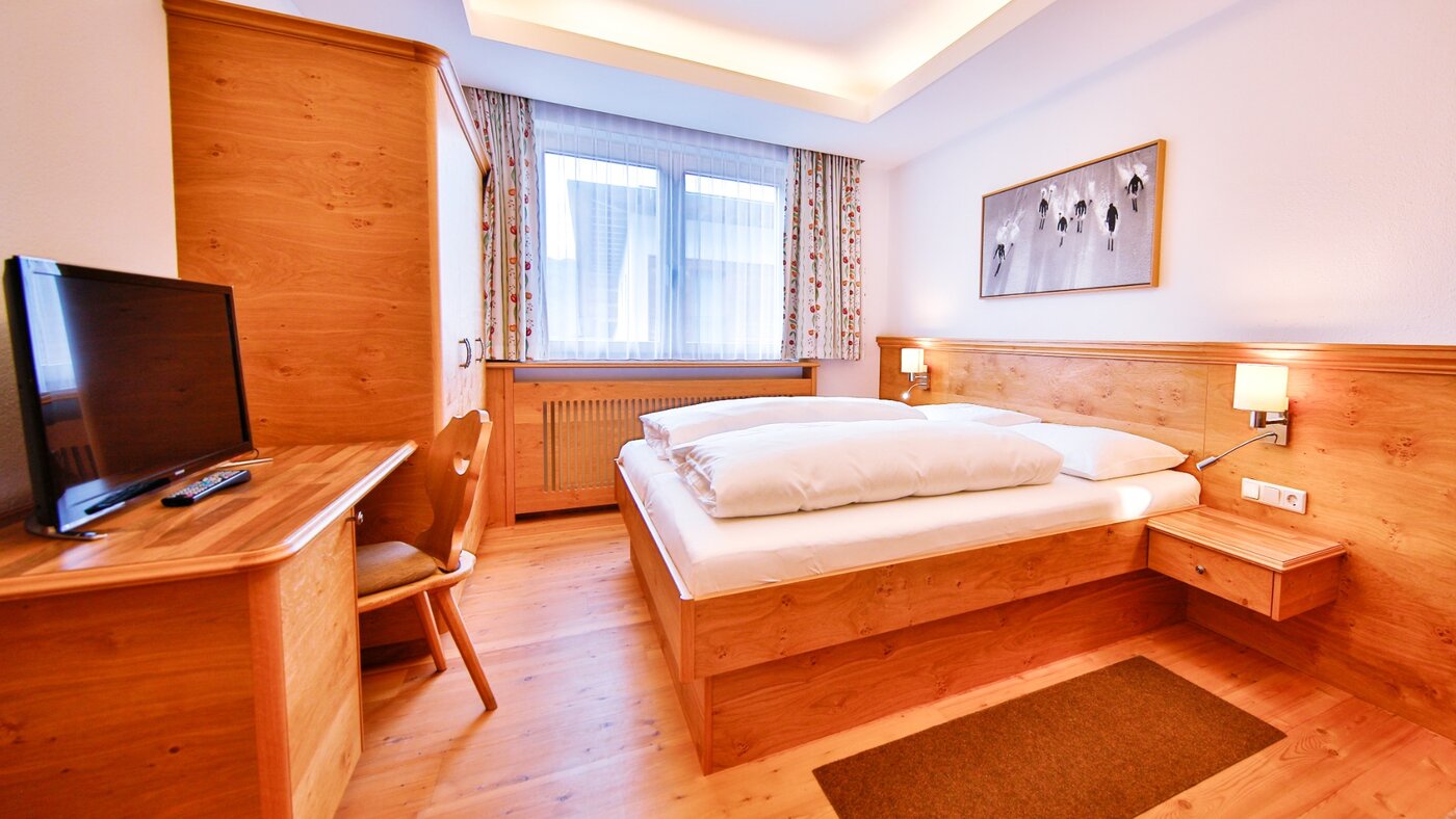 Zimmer mit Bett und Fernseher