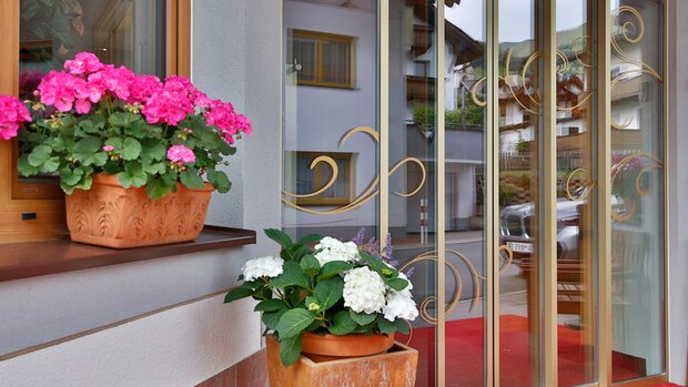 Blühende Geranien am Hotel