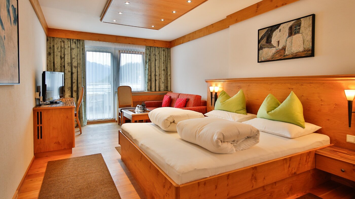 Zimmer mit rotem Sofa