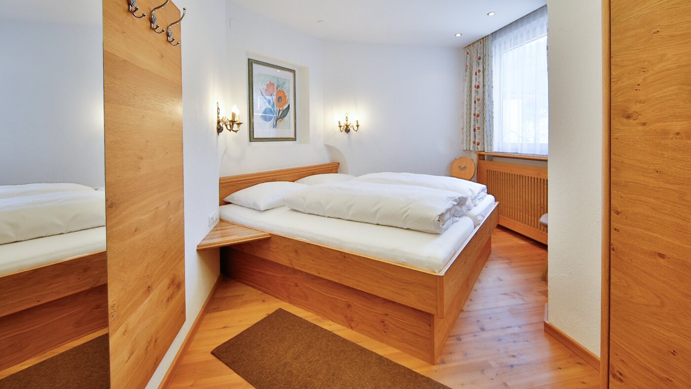 Schlafzimmer mit Doppelbett