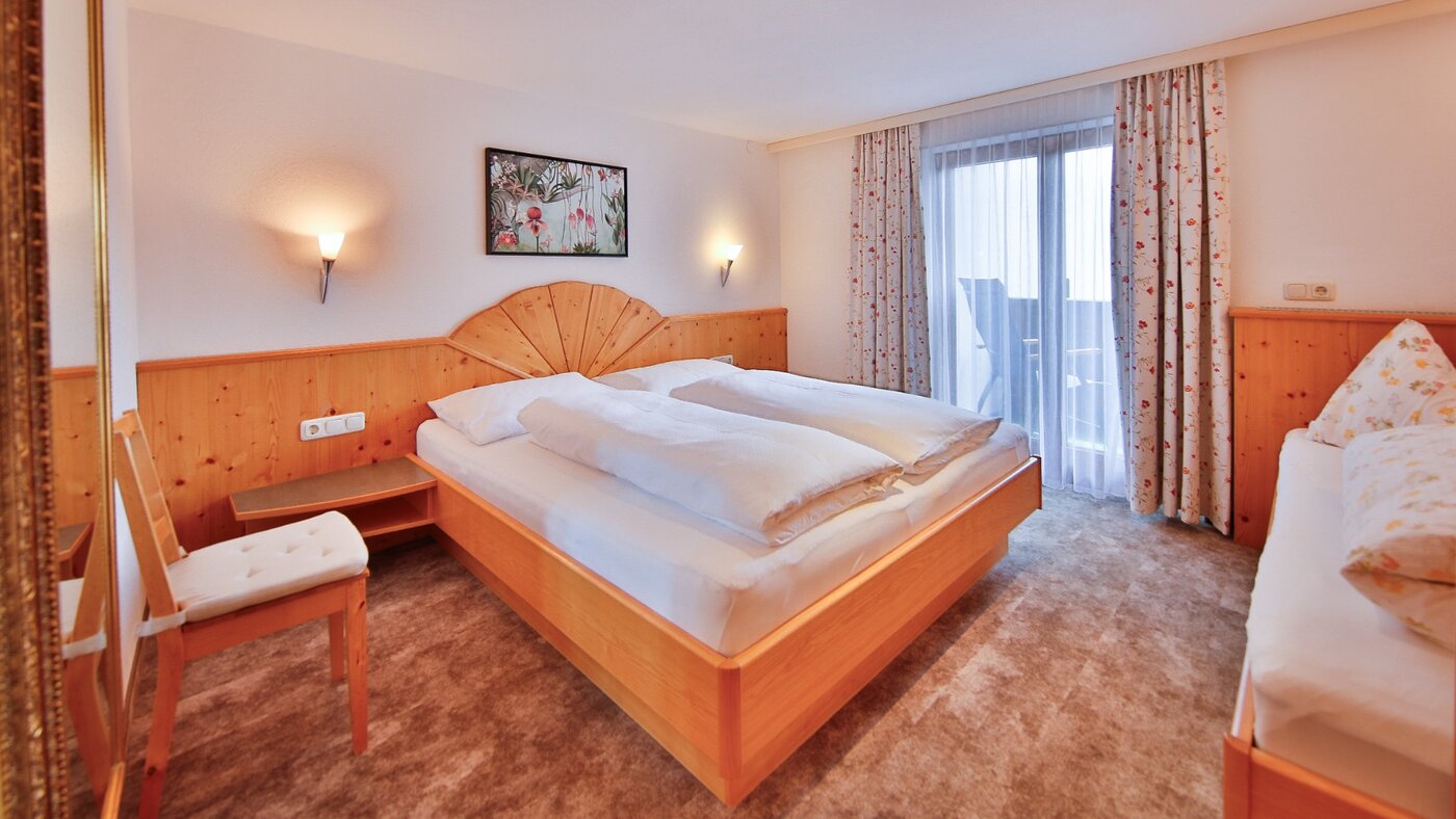 Schlafzimmer mit Doppelbett