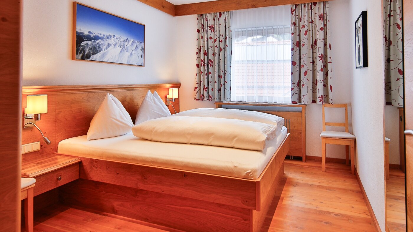 Schlafzimmer mit Doppelbett