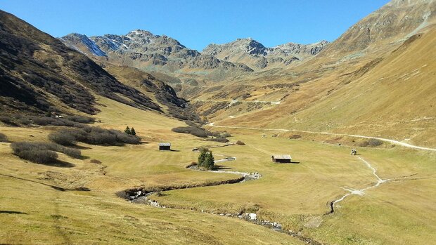 Wanderweg durch ein Bergtal