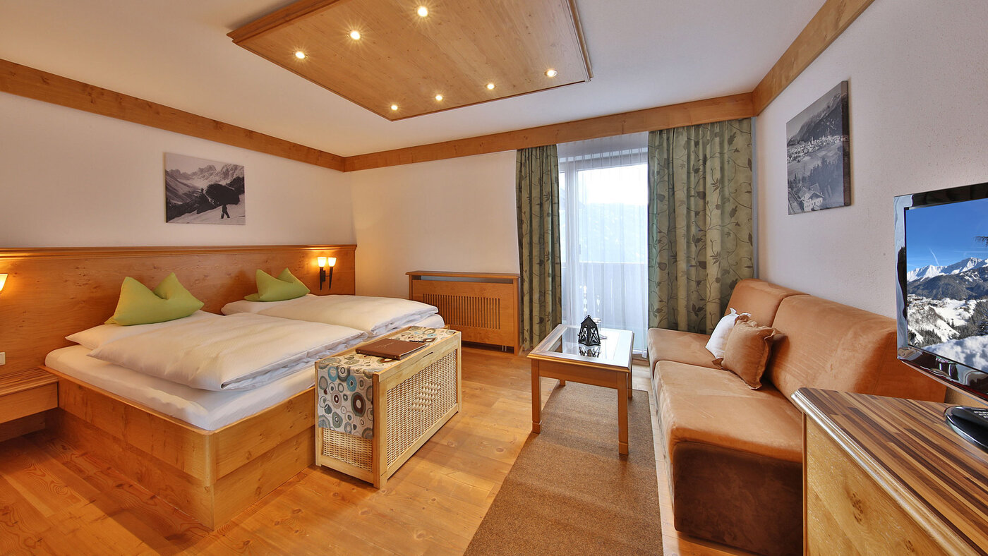 Zimmer mit Tisch und Stühlen