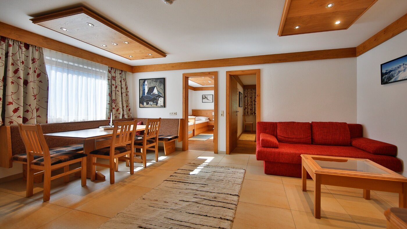 Wohnzimmer mit rotem Sofa
