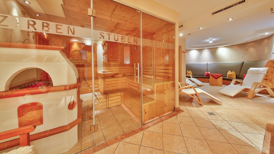 Ruhebereich mit Liegen im Wellnessbereich