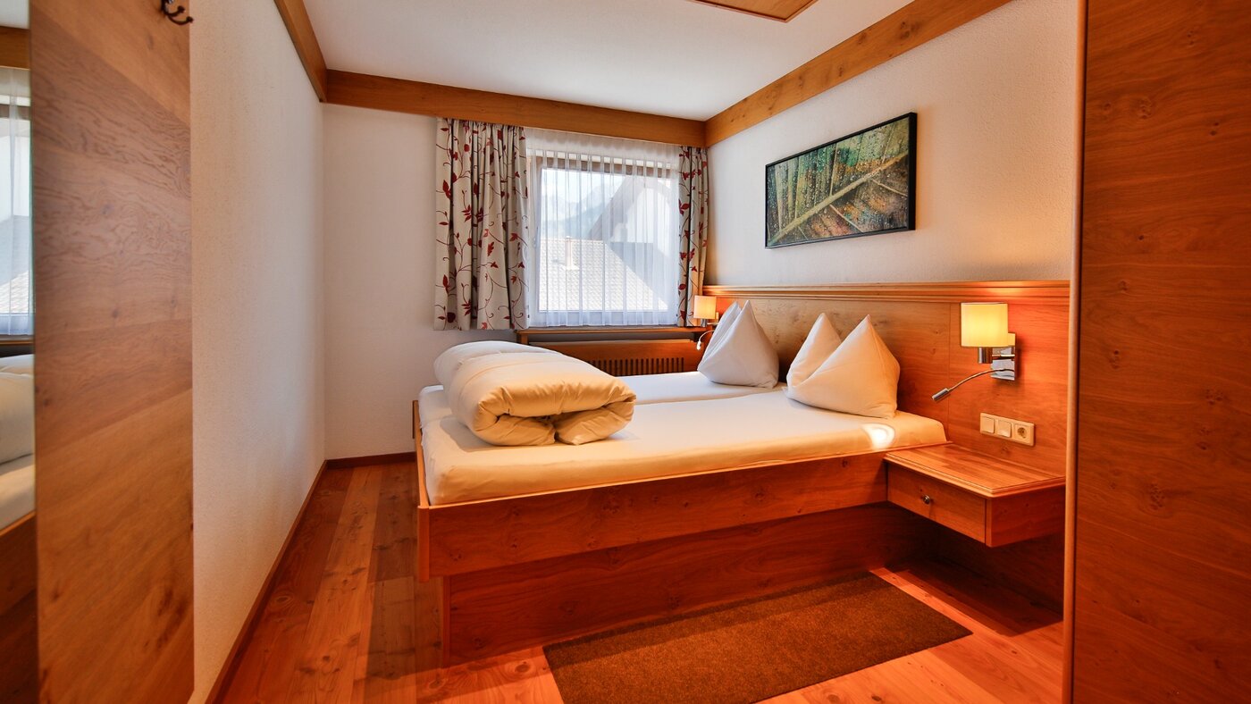Zimmer mit Bett und Fenster