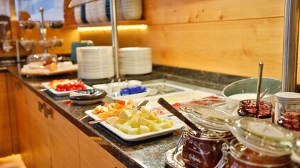 Frühstücksbuffet mit Käse, Aufstrichen und Beilagen