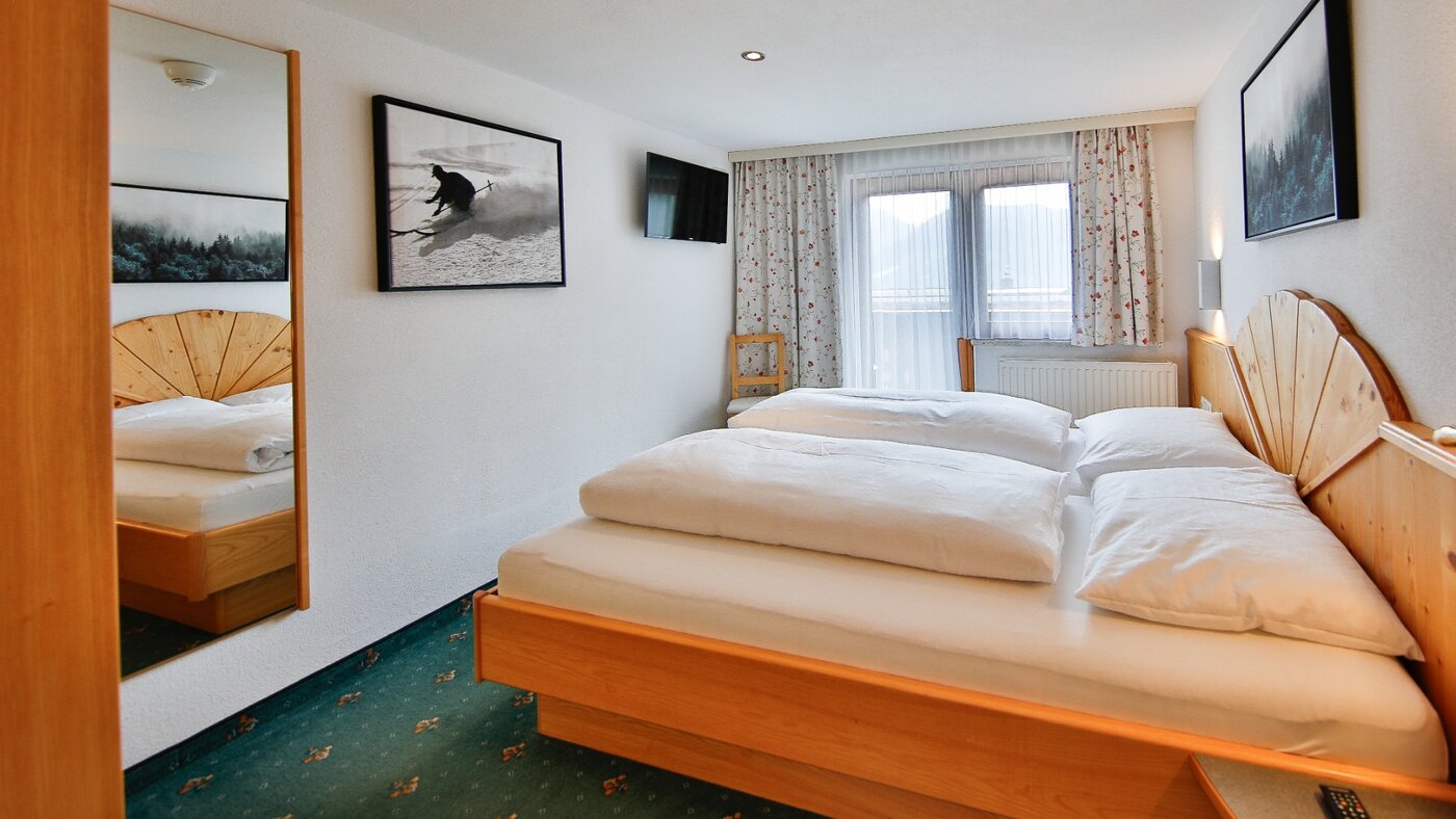Schlafzimmer mit Doppelbett