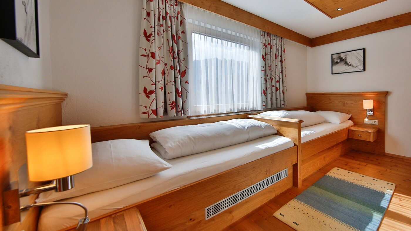 Zimmer mit Bett und Sitzecke