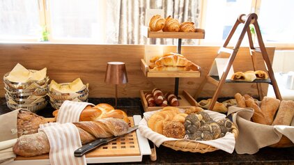 Frühstücksbuffet mit großer Brot- und Gebäckauswahl